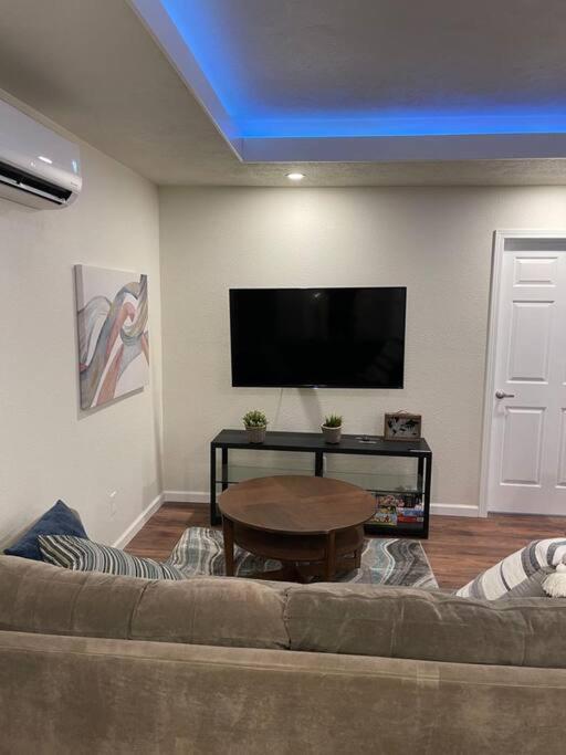 Апартаменти Brand New 2Br Cute Blue Led In North Фресно Екстер'єр фото